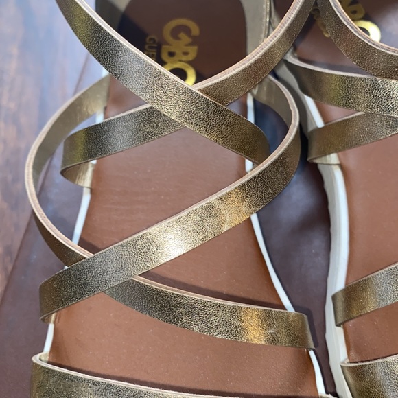 “GBG Guess” Flat Sandals with fashion Back Zipper. - Picture 6 of 6